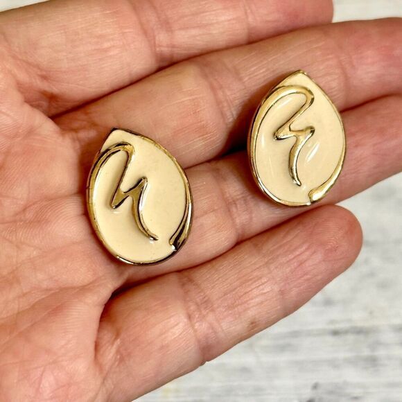 Cream gold tone post earrings - Picture 6 of 9